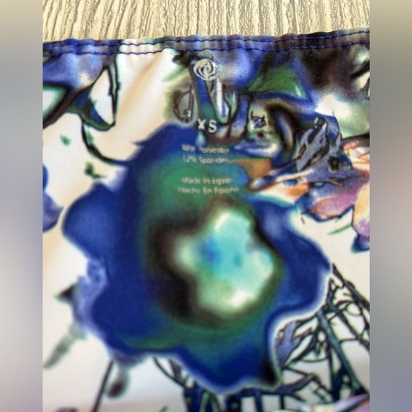 Apana Capri Yoga Pants Size XS
Leggings Blue Floral With Pockets Mesh
Vented Leg - Picture 5 of 10